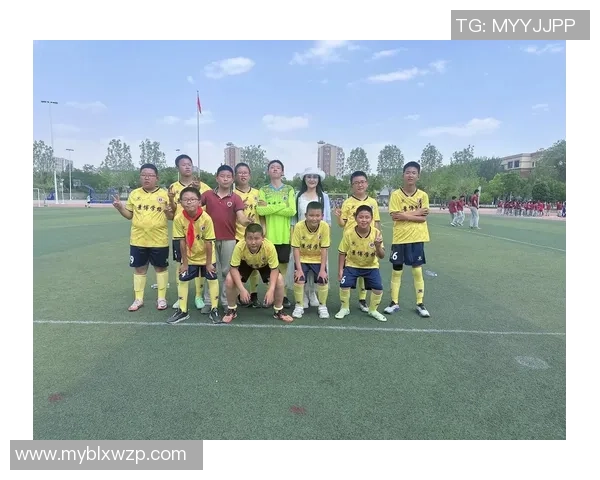 从街头到绿茵场：足球巨星如何在艰难困境中崭露头角